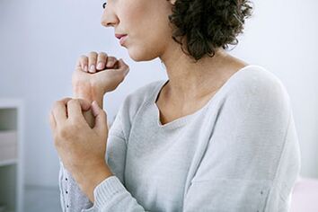 Psoriasis sur les mains d'une fille