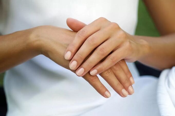 Fille cachant le psoriasis